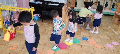 写真:飛び石をする子どもたち