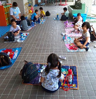 写真:広々とお弁当を食べる子どもたち2