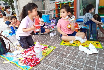 写真:広々とお弁当を食べる子どもたち3