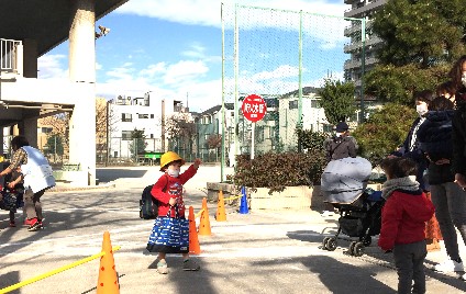 写真:保育室に向かう子どもたち