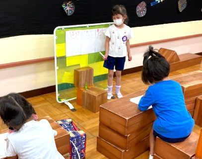 写真:学校ごっこをする子どもたち