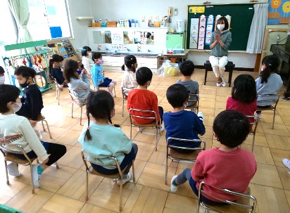 写真:たんぽぽ組　冬休みの出来事を発表する子どもたち