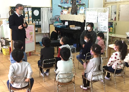 写真:すみれ組　先生とお話を聞く子どもたち