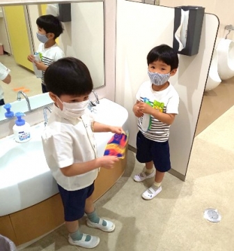写真:トイレでしっかり手洗いをする子どもたち