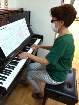 写真:ピアノを演奏する池田先生