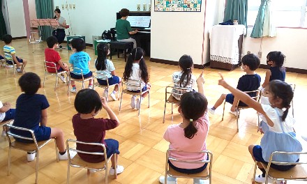 写真:曲に合わせて踊る子どもたち