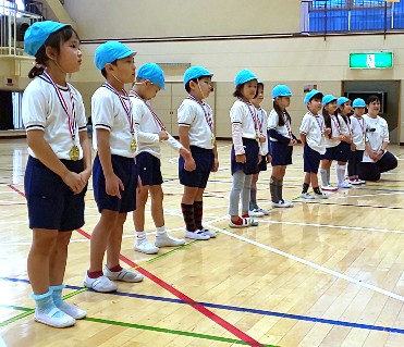 写真:閉会式で整列する子どもたち