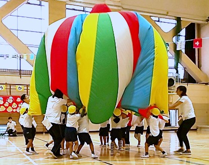 写真:バルーンに空気を閉じ込める子どもたち