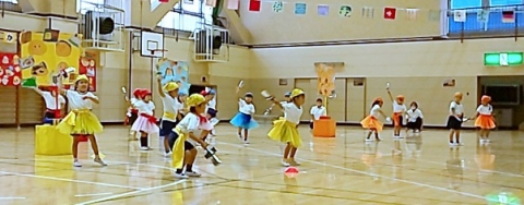 写真:かいぞくすぱろーのぼうけんを踊る子どもたち