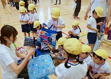 写真:先生からのプレゼントを受け取る子どもたち