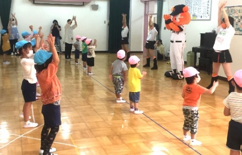 写真:ビーナスの皆さんと一緒に踊る子どもたち1