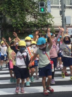 写真:みんなで横断歩道を渡る子どもたち