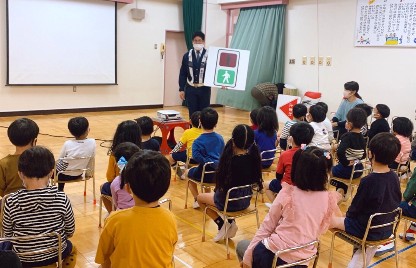 写真:交通安全指導のお話を聞く子どもたち