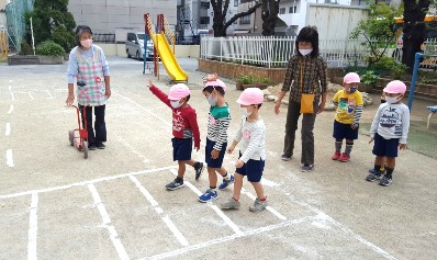 写真:道を渡る練習をする子どもたち
