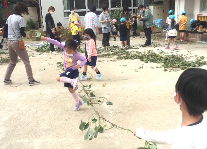 写真:蔓を使って遊ぶ子どもたち2