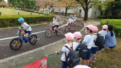 写真:自転車を見ている子どもたち