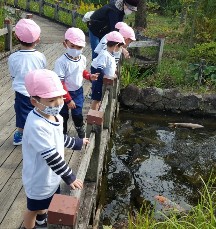 写真:池の中を見る子どもたち