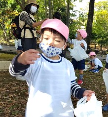 写真:どんぐり拾いを楽しむ子どもたち