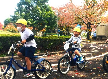 写真:自転車をこぐ子どもたち