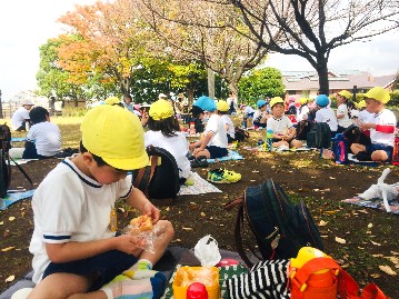 写真:お弁当を食べる子どもたち