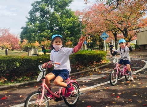 写真:自転車に乗る子どもたち