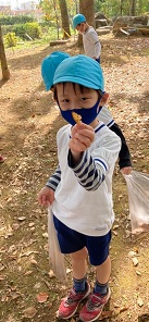 写真:葉っぱを見せる子ども