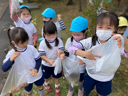 写真:ドングリを集める子どもたち