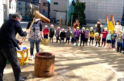 写真:もちつきを見ている子どもたち