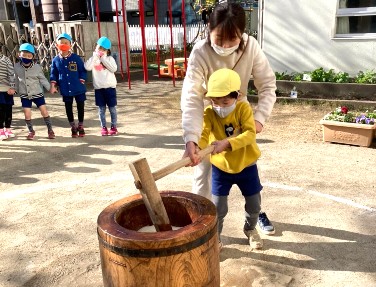 写真:順番にもちつきをする子どもたち