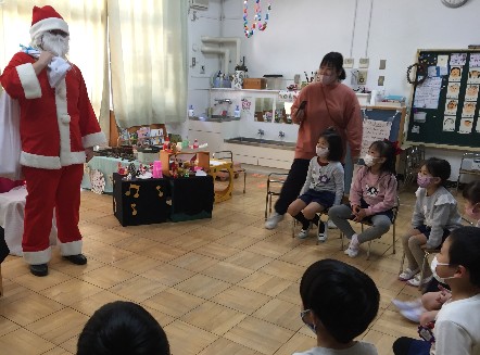 写真:サンタさんと子どもたち