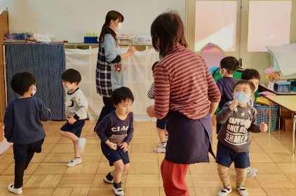 写真:クリスマスソングでダンスを踊る子どもたち