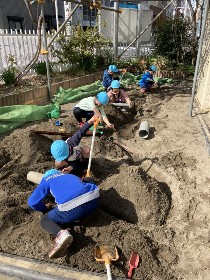 写真:砂場で遊ぶ子どもたち