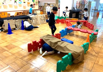 写真:おばけやしきを作る子どもたち