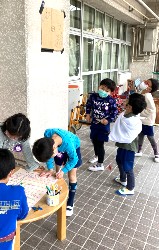 写真:作った手裏剣で遊ぶ子どもたち1