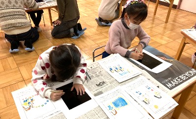 写真:銅の板に絵を描く子どもたち