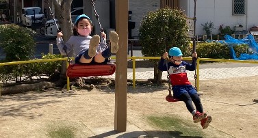 写真:ローラー公園で遊ぶ子どもたち1