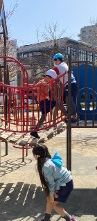 写真:ローラー公園で遊ぶ子どもたち2