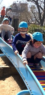 写真:ローラー公園で遊ぶ子どもたち3
