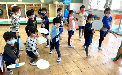 写真:富士山ハイハイを踊る子どもたち