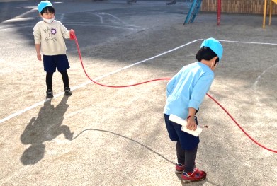 写真:大縄跳びを楽しむ子どもたち