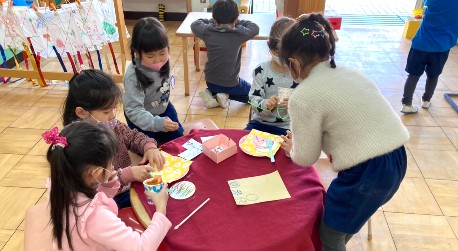 写真:ピザ屋さんごっこをする子どもたち