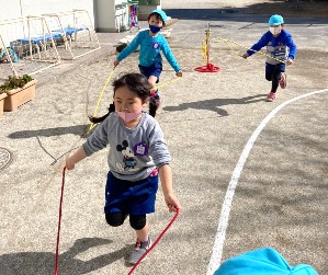 写真:縄で遊ぶ子どもたち