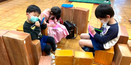 写真:勉強する子どもたち