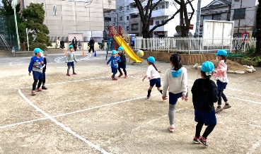 写真:ドッジボールする子どもたち