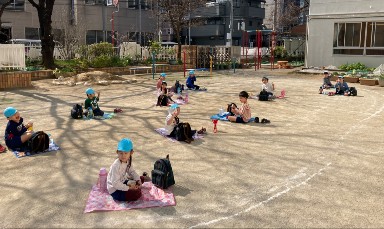 写真:お弁当を食べる子どもたち