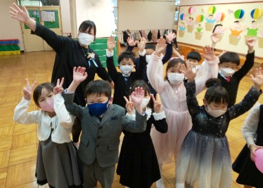 写真:開会前にロビーに集まった子どもたち