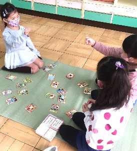 写真:カルタで遊ぶ子どもたち