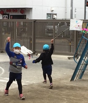 写真:凧を揚げる子どもたち
