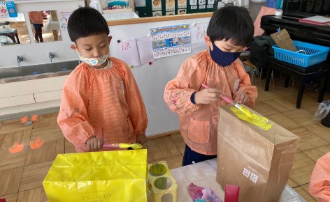 写真:色を選ぶ子どもたち