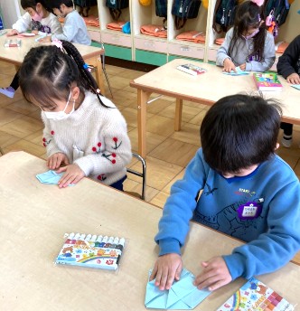 写真:三方を折る子どもたち